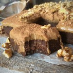 Čokoládové brownies s karamelovou polevou (raw, vegan)