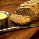 Raw cibulový chléb a krásná chlebová struktura díky Irskému mechu